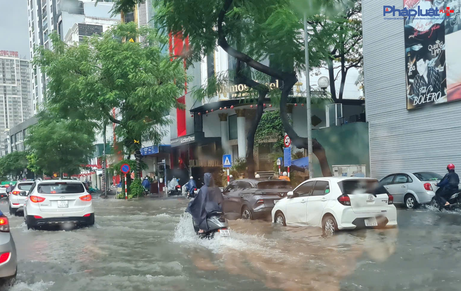 Hà Nội mưa lớn xối xả, nhiều tuyến đường kẹt cứng phương tiện vì ngập sâu