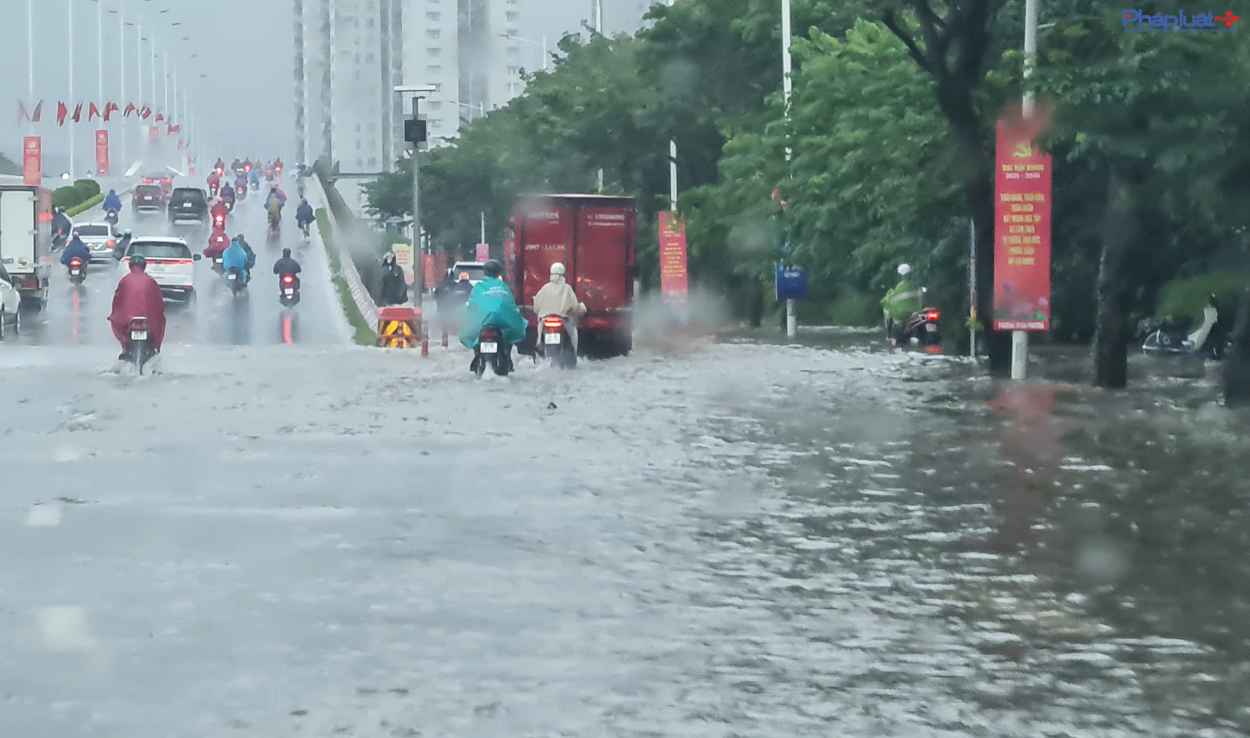 Hà Nội mưa lớn xối xả, nhiều tuyến đường kẹt cứng phương tiện vì ngập sâu