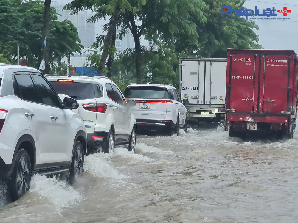 Hà Nội mưa lớn xối xả, nhiều tuyến đường kẹt cứng phương tiện vì ngập sâu