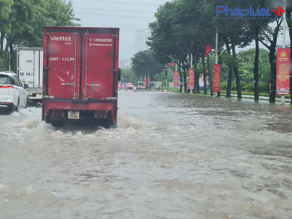 Hà Nội mưa lớn xối xả, nhiều tuyến đường kẹt cứng phương tiện vì ngập sâu