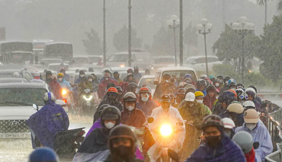 Hà Nội mưa lớn xối xả, nhiều tuyến đường kẹt cứng phương tiện vì ngập sâu