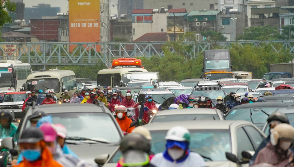 Hà Nội mưa lớn xối xả, nhiều tuyến đường kẹt cứng phương tiện vì ngập sâu