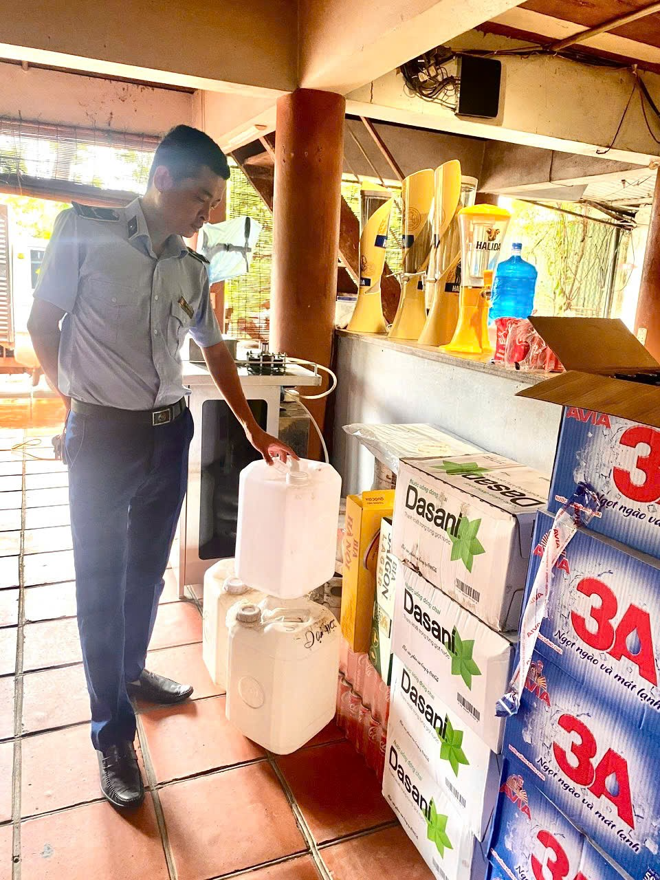 Hà Nội: Kiểm tra, xử phạt 2 cơ sở kinh doanh rượu thủ công không rõ nguồn gốc tại Ứng Thiên và Mỹ Đức