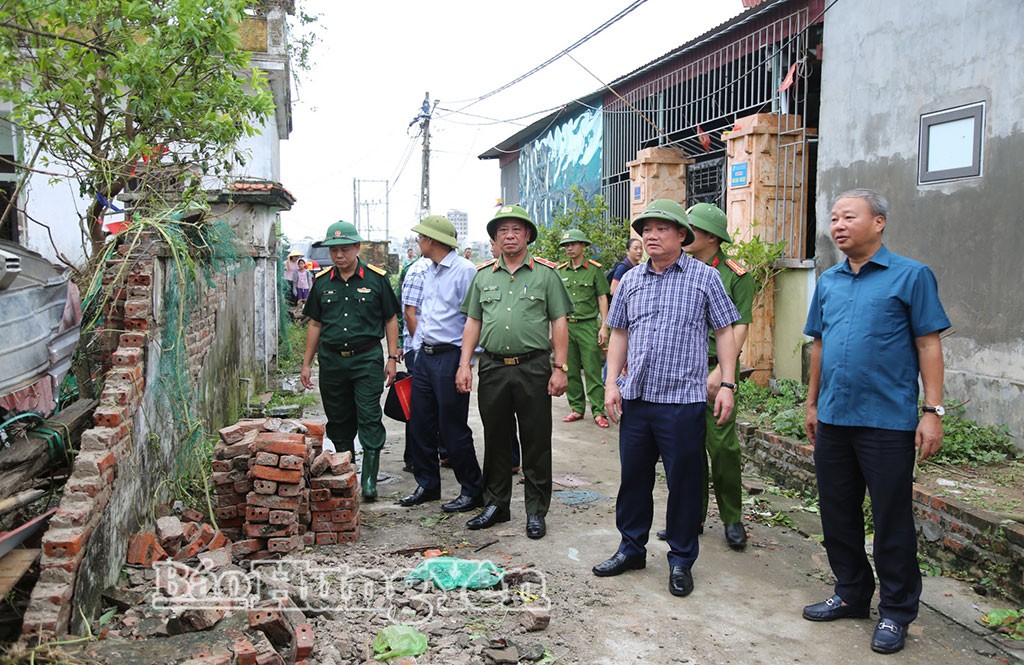 Hưng Yên: Giông lốc đã khiến 300 công trình nhà, mái tôn bị hư hại