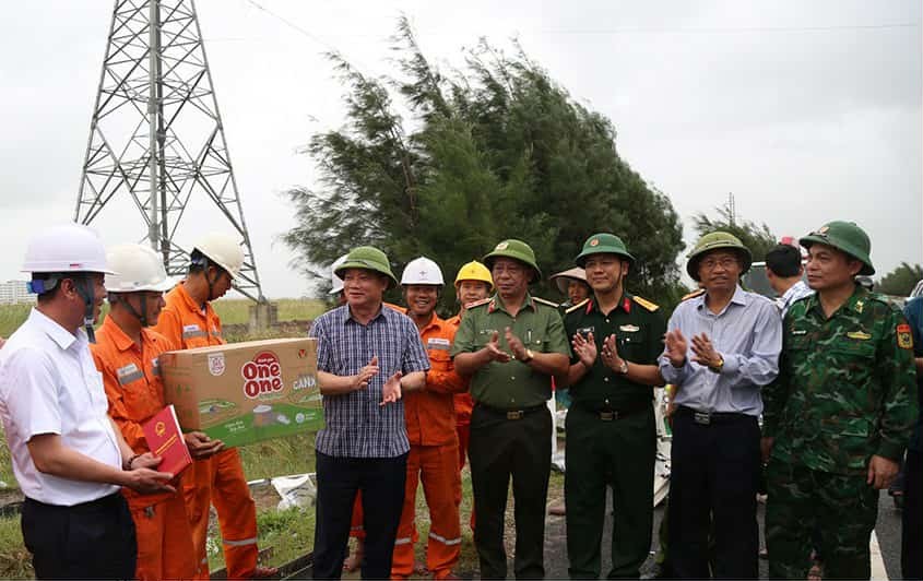 Hưng Yên: Dông lốc đã khiến 300 công trình nhà, mái tôn bị hư hại