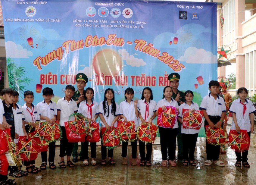 Mang Trung thu ấm áp đến với trẻ em vùng biên giới Tây Ninh