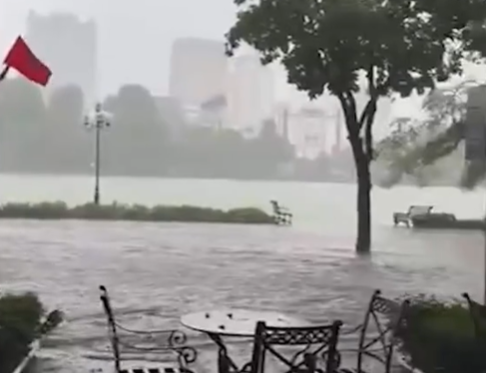 Mưa lớn kéo dài, hàng loạt điểm ngập úng tại Hà Nội cảnh báo người dần không nên đi vào