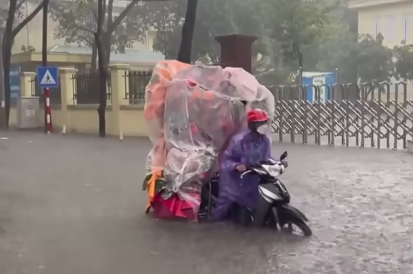 Mưa lớn kéo dài, hàng loạt điểm ngập úng tại Hà Nội cảnh báo người dần không nên đi vào
