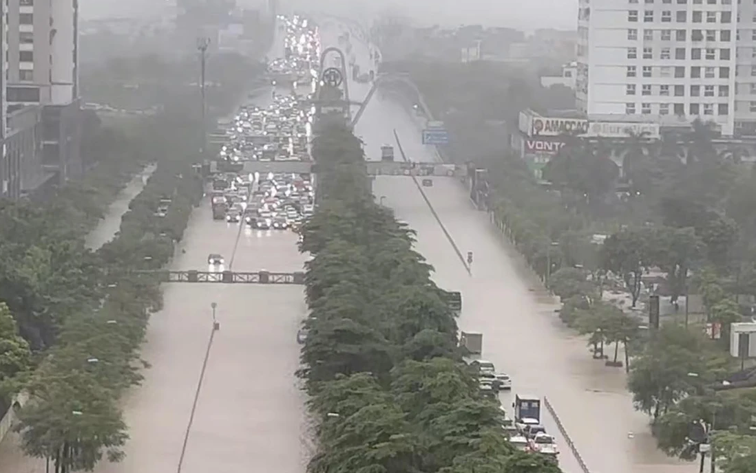 Mưa lớn kéo dài, 65 điểm ngập úng tại Hà Nội cảnh báo người dần không nên đi vào