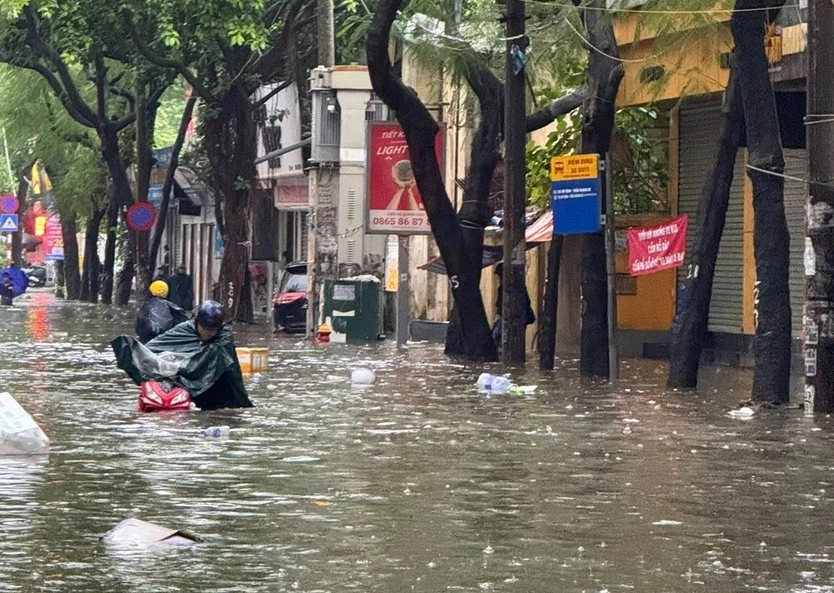 Mưa lớn kéo dài, 65 điểm ngập úng tại Hà Nội cảnh báo người dần không nên đi vào
