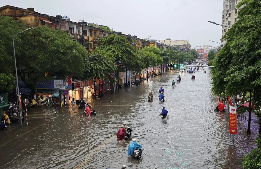 Mưa lớn kéo dài, 65 điểm ngập úng tại Hà Nội cảnh báo người dần không nên đi vào