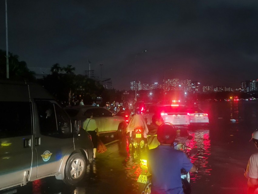 Hàng trăm phương tiện 