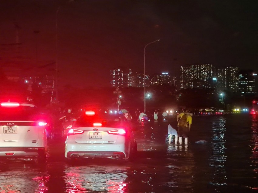 Hàng trăm phương tiện 