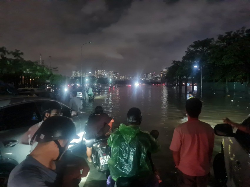 Hàng trăm phương tiện 