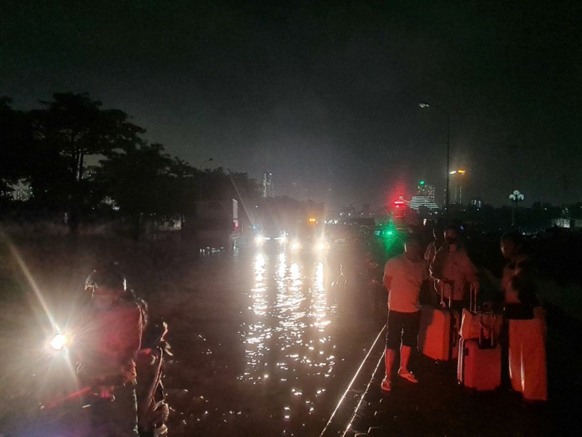 Hàng dài phương tiện chôn chân chờ lưu thông qua biển nước tại SVĐ quốc gia Mỹ Đình