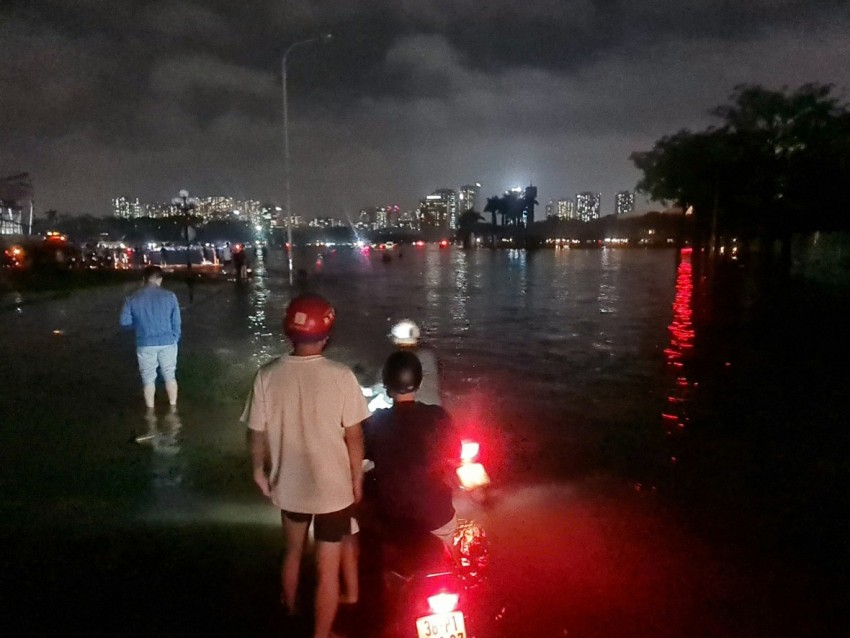 Hàng dài phương tiện chôn chân chờ lưu thông qua biển nước tại SVĐ quốc gia Mỹ Đình