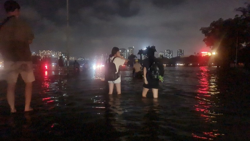 Hàng dài phương tiện chôn chân chờ lưu thông qua biển nước tại SVĐ quốc gia Mỹ Đình