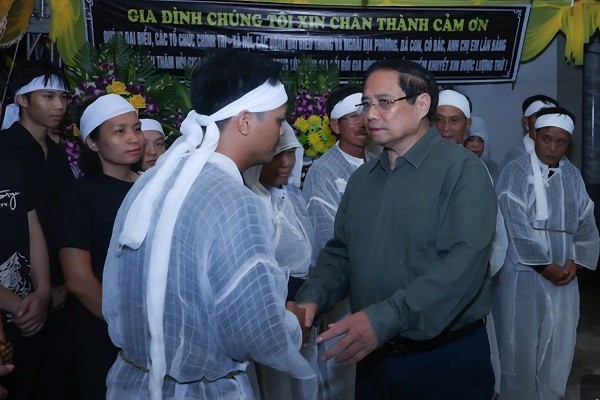 Thủ tướng Chính phủ Phạm Minh Chính thăm hỏi, động viên người dân bị thiệt hại do thiên tai tại Ninh Bình