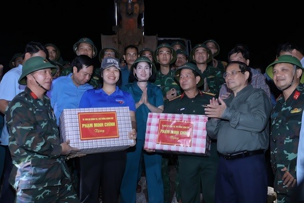 Thủ tướng Chính phủ Phạm Minh Chính thăm hỏi, động viên người dân bị thiệt hại do thiên tai tại Ninh Bình