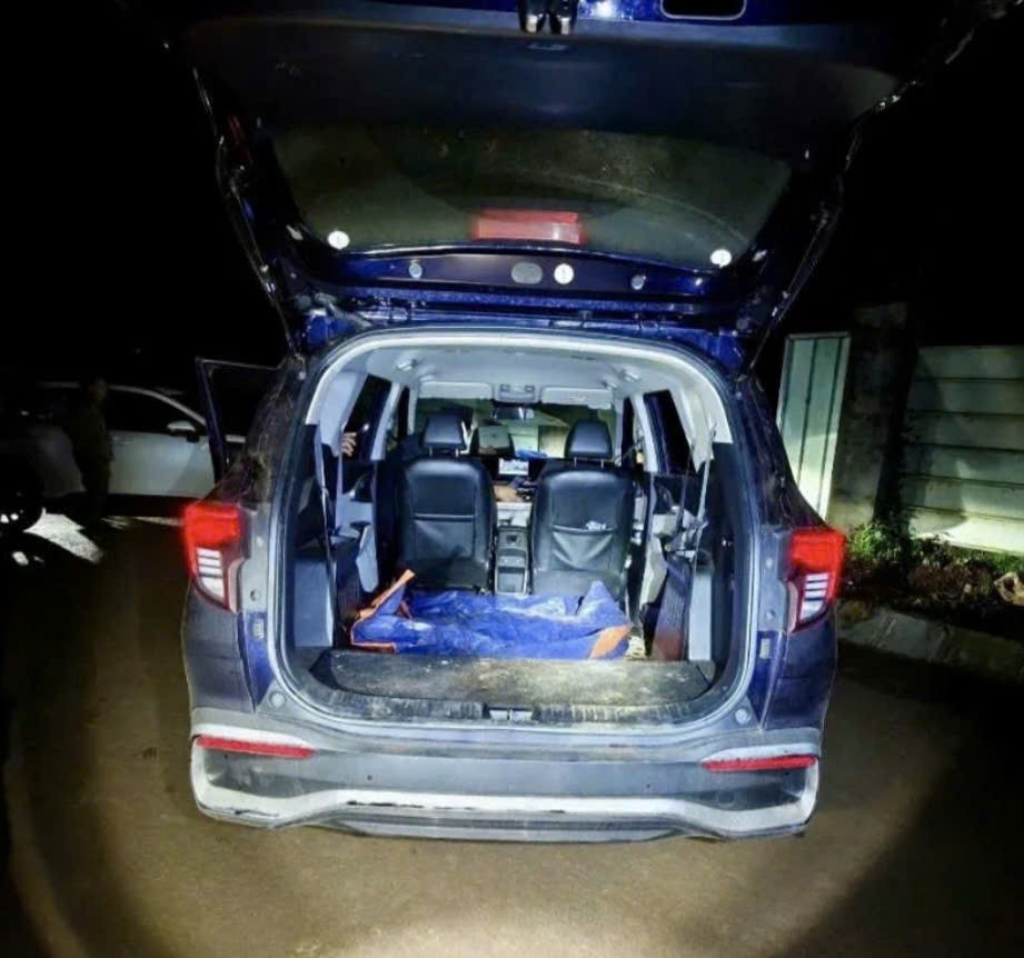 Bắt quả tang hai đối tượng dùng ô tô 7 chỗ đi trộm cắp sầu riêng ở Đắk Lắk