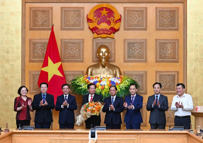 Phó Thủ tướng Bùi Thanh Sơn, Phó Thủ tướng Mai Văn Chính và lãnh đạo các bộ chúc mừng tân Thứ trưởng Thường trực Bộ Nội vụ Đỗ Thanh Bình.