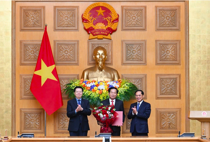 Phó Thủ tướng Bùi Thanh Sơn và Phó Thủ tướng Mai Văn Chính trao quyết định, tặng hoa chúc mừng Thứ trưởng Thường trực Bộ Nội vụ Đỗ Thanh Bình.