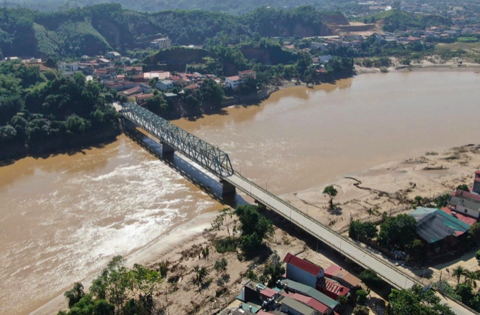 Toàn cảnh cầu Yên Bái (Ảnh: Lê Đức).