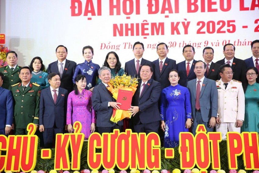 Trưởng Ban Tuyên giáo và Dân vận Trung ương Nguyễn Trọng Nghĩa chúc mừng tân Bí thư Tỉnh ủy Đồng Tháp Ngô Chí Cường - Ảnh: VGP/LS