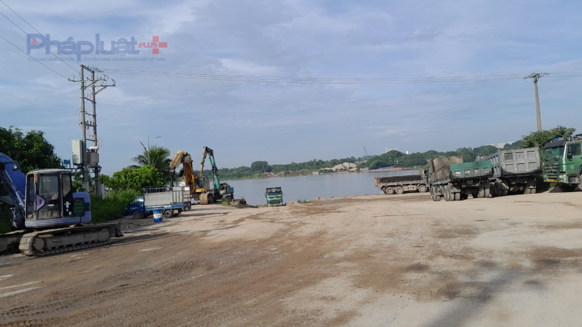 Hà Nội: Xử lý bến thuỷ không phép tập kết vật liệu tại xã Bát Tràng Hà Nội: Xử lý bến thuỷ không phép tập kết vật liệu tại xã Bát Tràng