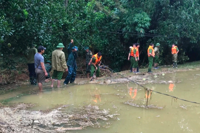 Lực lượng chức năng tích cực tìm kiếm nạn nhân mất tích.