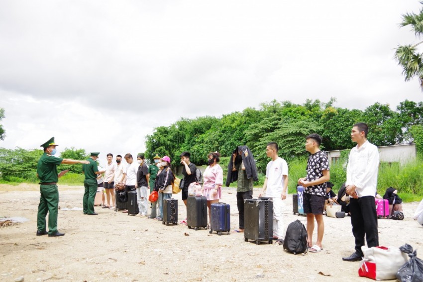 Campuchia trao trả 38 công dân Việt Nam qua Cửa khẩu quốc tế Thường Phước Campuchia trao trả 38 công dân Việt Nam qua Cửa khẩu quốc tế Thường Phước