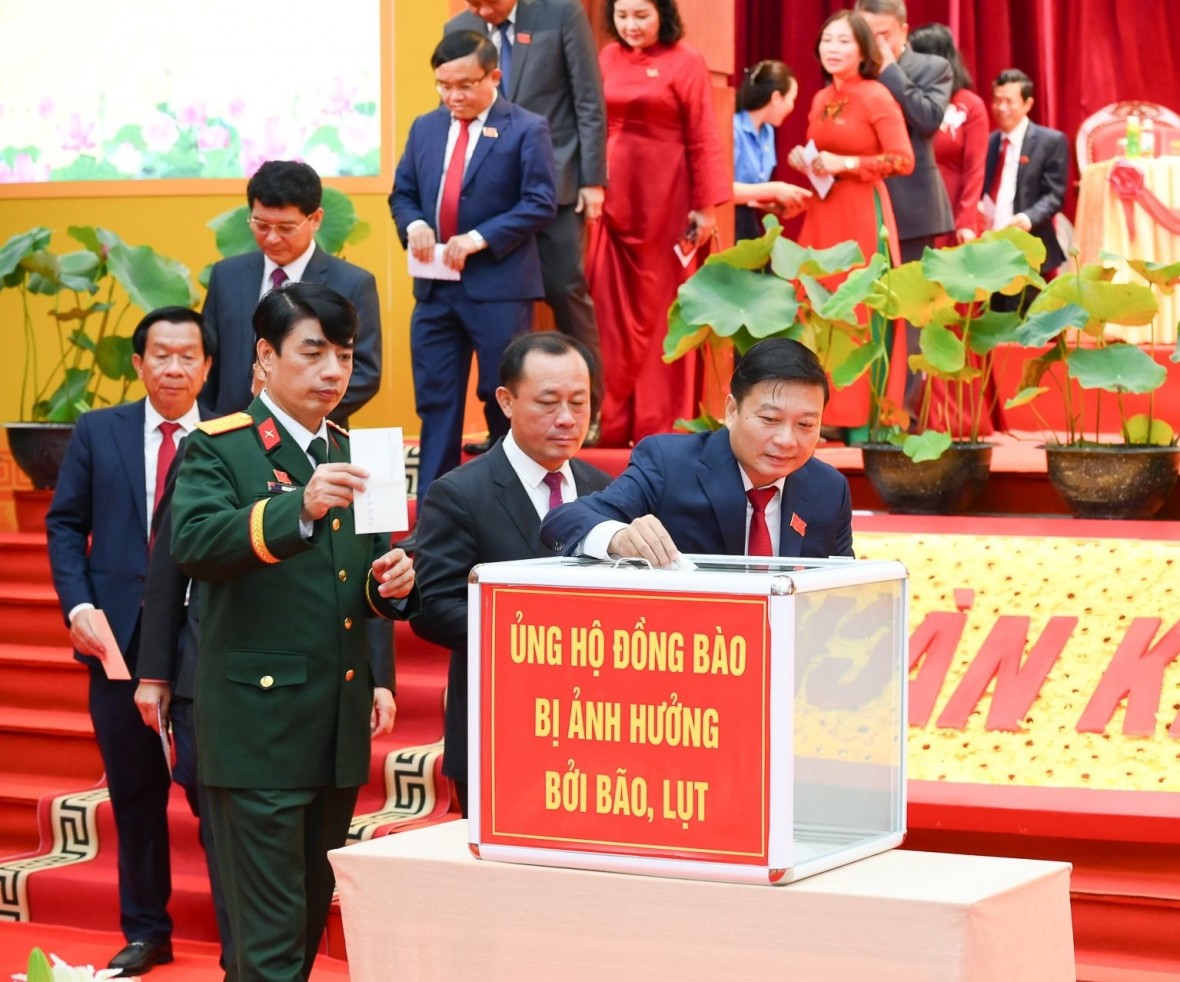 Đoàn Chủ tịch quyên góp ủng hộ đồng bào bị thiệt hại do cơn bão số 10 gây ra - Ảnh HH.