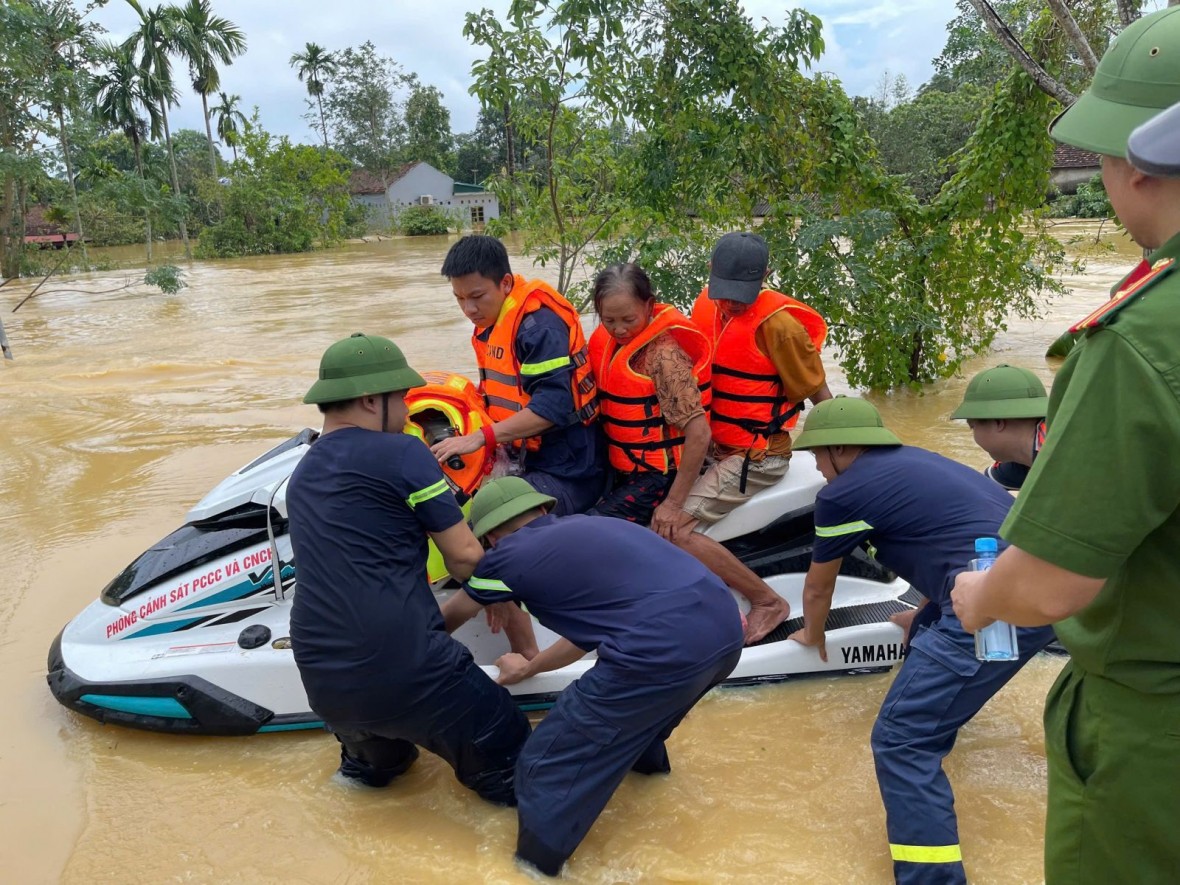 Lực lượng chức năng giải cứu 15 người dân bị nước lũ cô lập tại xã Xuân Lập. (Ảnh: CATH)