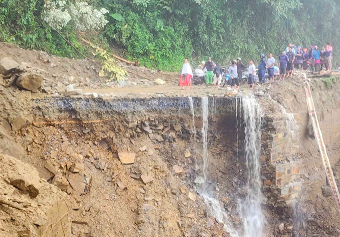 Sạt lở lớn khiến đường bị chia cắt, người dân chưa thể lưu thông Sạt lở lớn khiến đường bị chia cắt, người dân chưa thể lưu thông