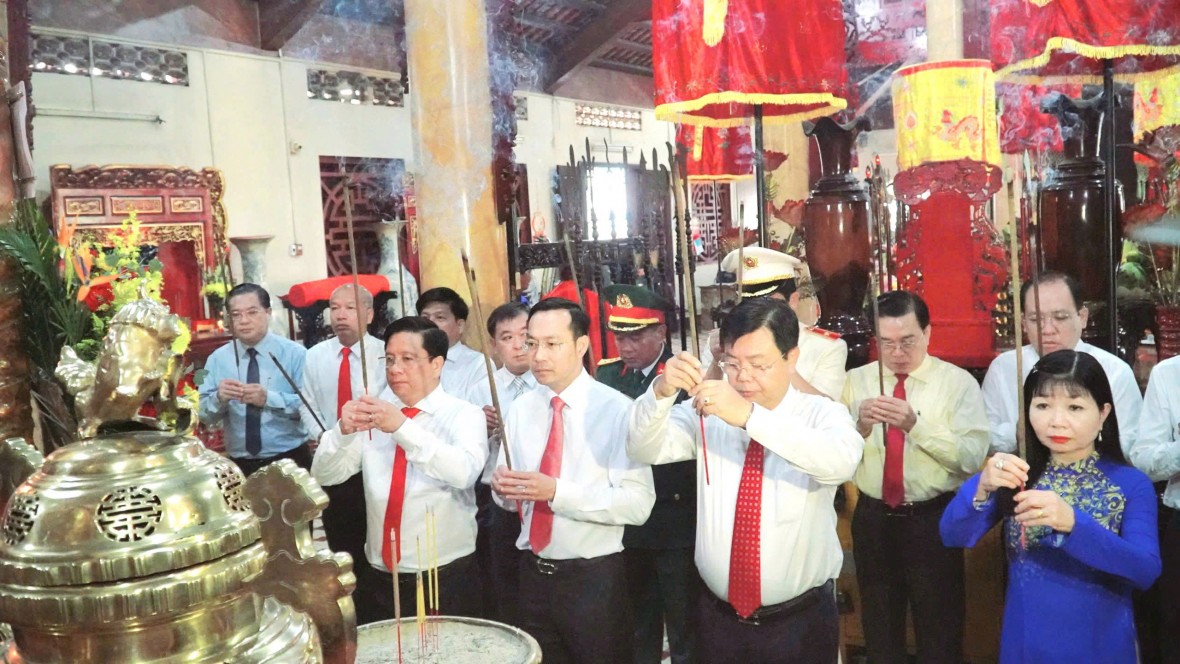 Lãnh đạo tỉnh An Giang dâng hương Anh hùng dân tộc Nguyễn Trung Trực nhân Đại hội Đảng bộ tỉnh lần thứ I Lãnh đạo tỉnh An Giang dâng hương Anh hùng dân tộc Nguyễn Trung Trực nhân Đại hội Đảng bộ tỉnh lần thứ I