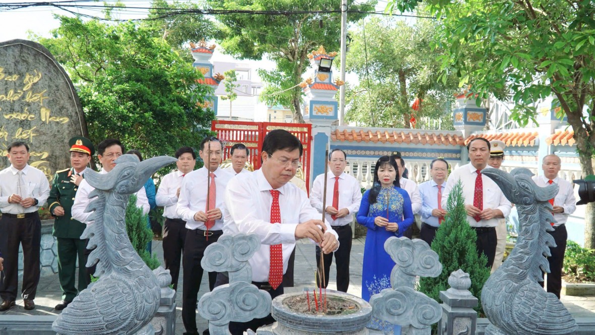 Lãnh đạo tỉnh An Giang dâng hương Anh hùng dân tộc Nguyễn Trung Trực nhân Đại hội Đảng bộ tỉnh lần thứ I Lãnh đạo tỉnh An Giang dâng hương Anh hùng dân tộc Nguyễn Trung Trực nhân Đại hội Đảng bộ tỉnh lần thứ I