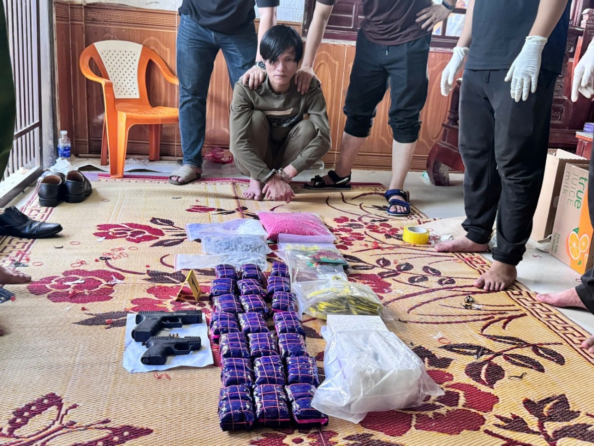 Đối tượng Trần Văn Huy cùng số ma túy thu giữ được từ quá trình đấu tranh chuyên án. (Ảnh: CAQT)