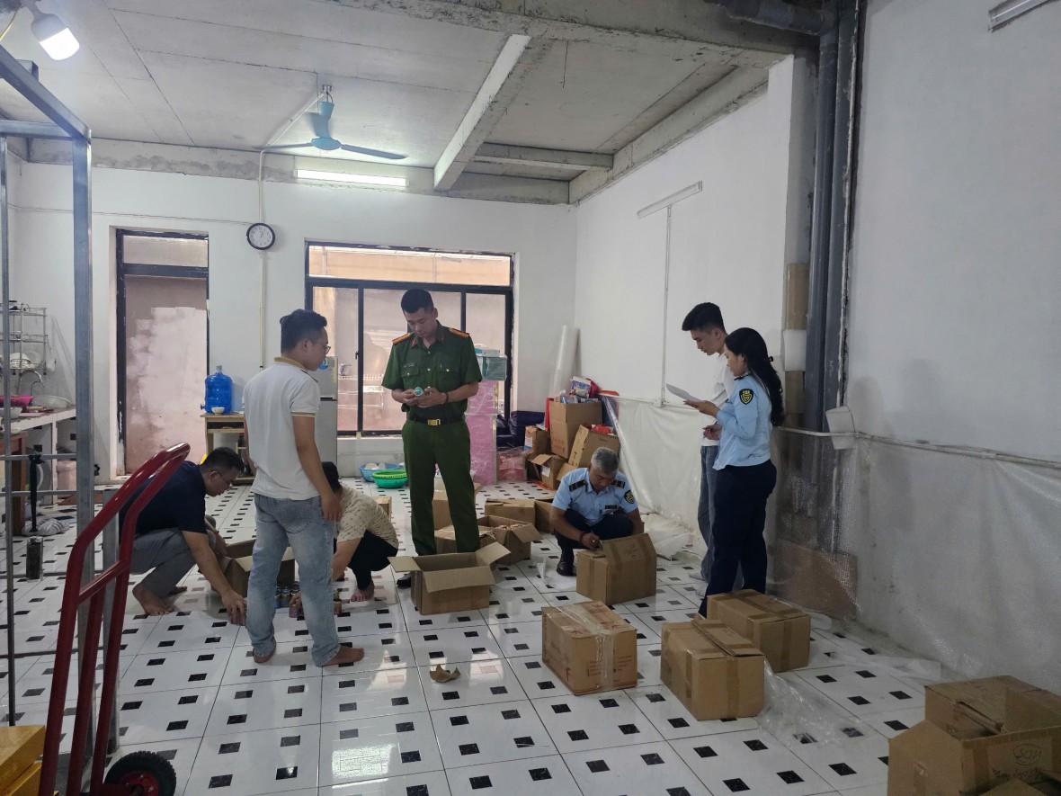 Đoàn Kiểm tra làm việc với đại diện Công ty TNHH Yến Trí Việt