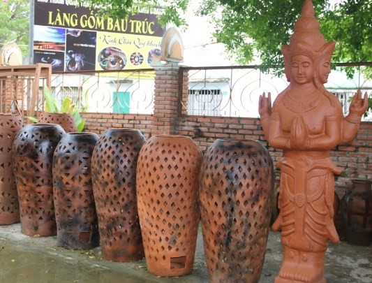 Nghề thủ công truyền thống của người Chăm” trong hành trình du lịch di sản Bàu Trúc - Mỹ Nghiệp. (Ảnh minh họa: Bộ VHTT&DL)