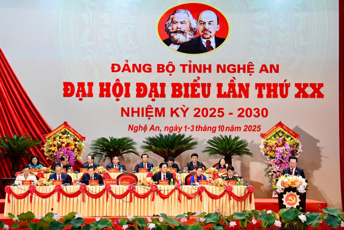 Đoàn Chủ tịch điều hành Đại hội Đảng bộ tỉnh Nghệ An lần thứ XX.