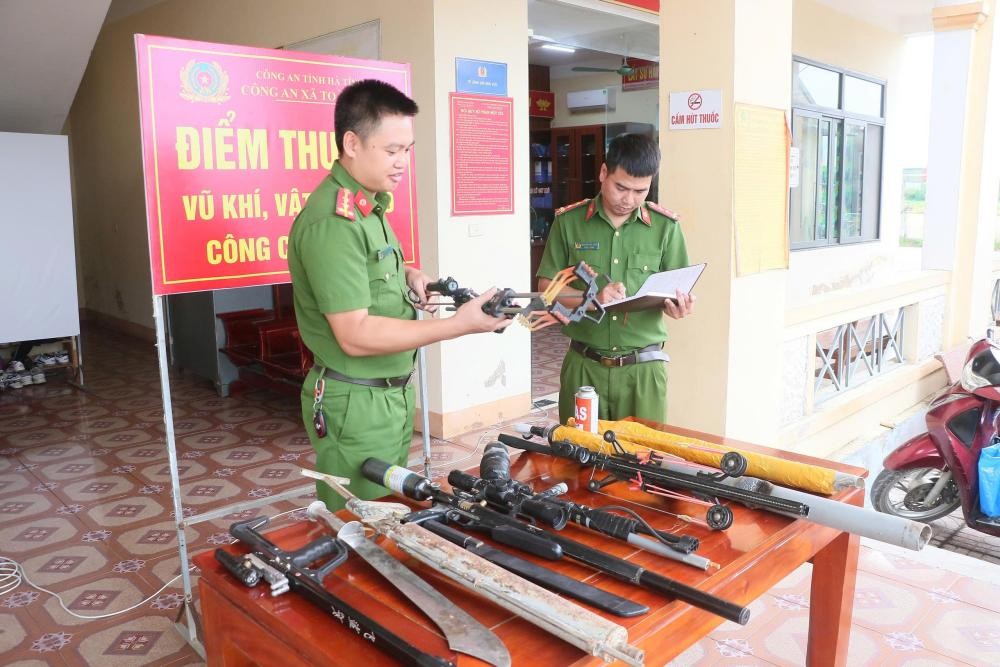 Nhiều vũ khí được người dân giao nộp cho lực lượng chức năng. (Ảnh: CAHT)