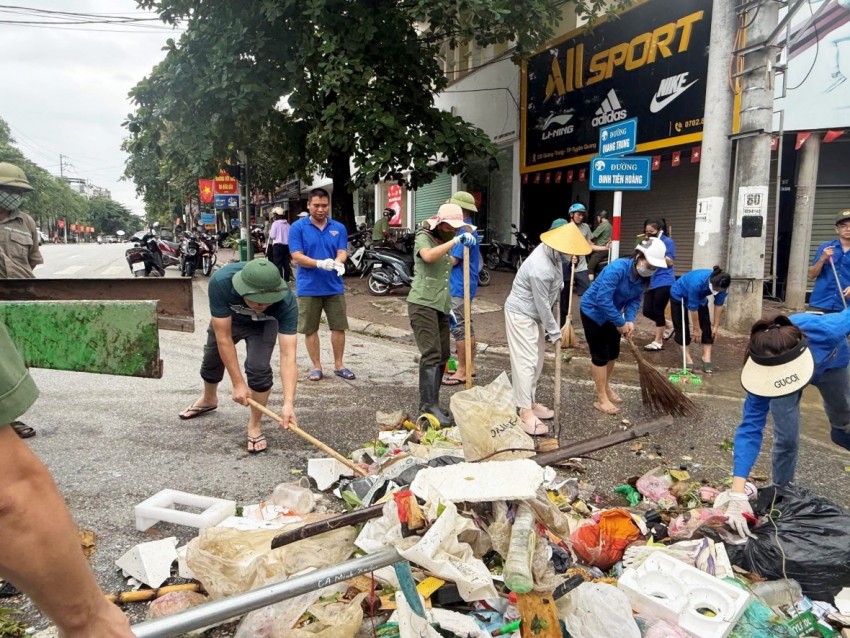 Tuyên Quang tích cực thu gom, xử lý rác thải sau mưa lũ