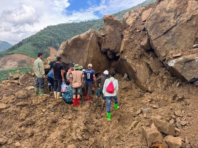 Tìm thấy 2 thi thể trong vụ xe bán tải bị đất đá vùi lấp tại Quốc lộ 279