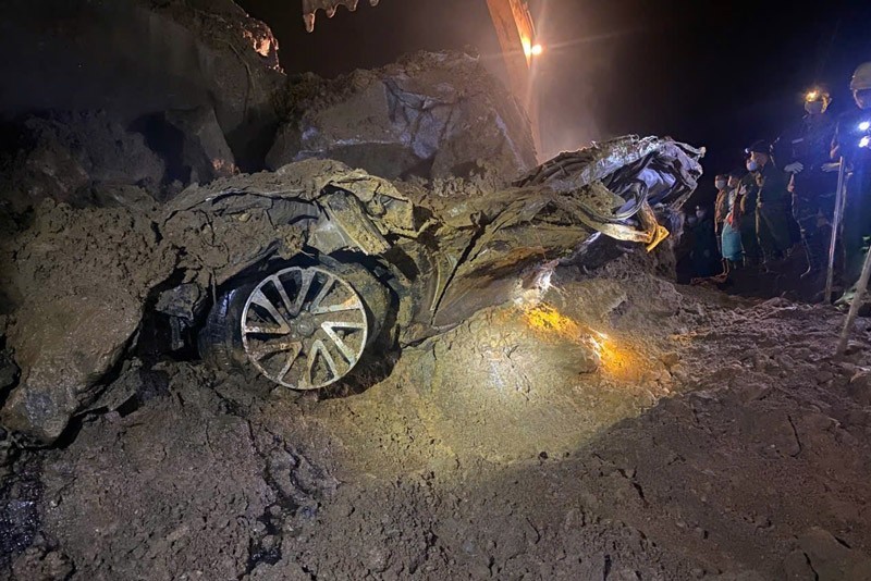 Tìm thấy 2 thi thể trong vụ xe bán tải bị đất đá vùi lấp tại Quốc lộ 279