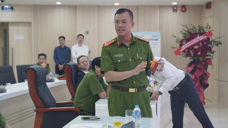 Đại tá Phạm Trung Hiếu báo cáo tại buổi Lễ ra mắt Trung tâm Thông tin chỉ huy kết nối hệ thống truyền tin, báo sự cố phòng cháy chữa cháy. (Ảnh: Công an TP Hà Nội)
