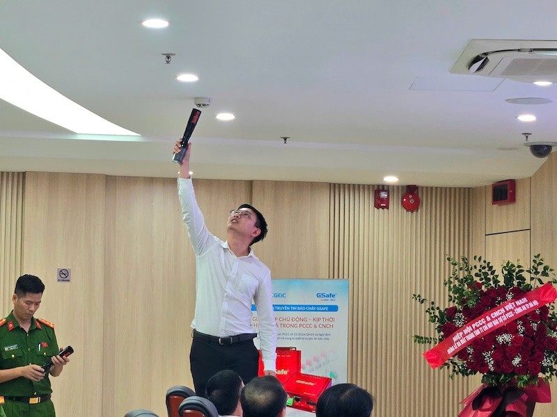 Thử nghiệm hệ thống Trung tâm Thông tin chỉ huy kết nối với hệ thống truyền tin, báo sự cố PCCC. (Ảnh: Công an TP Hà Nội)