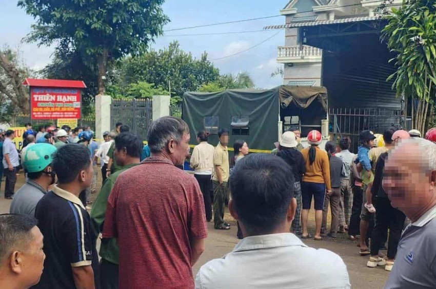 Công an đang phong tỏa hiện trường để điều tra vụ việc. Công an đang phong tỏa hiện trường để điều tra vụ việc.