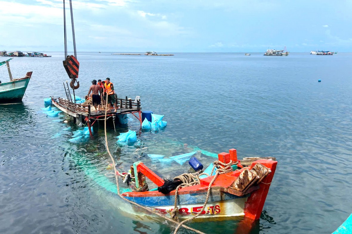 Cà Mau: Đồn BP Hòn Chuối hỗ trợ lai dắt, trục vớt thành công tàu cá bị chìm trên biển