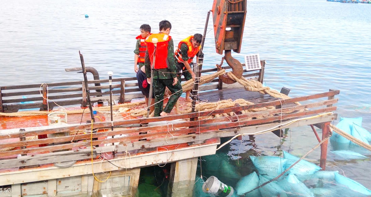 Cà Mau: Đồn BP Hòn Chuối hỗ trợ lai dắt, trục vớt thành công tàu cá bị chìm trên biển