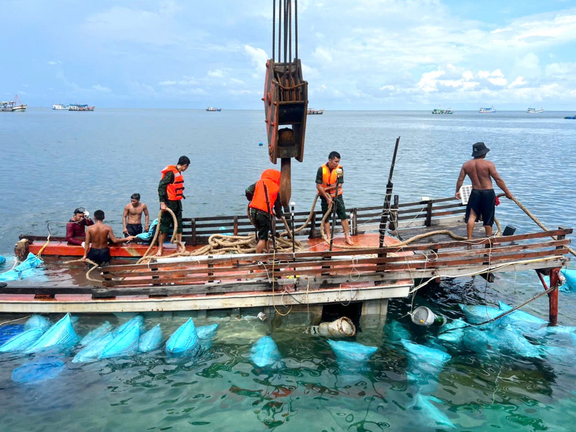 Cà Mau: Đồn BP Hòn Chuối hỗ trợ lai dắt, trục vớt thành công tàu cá bị chìm trên biển